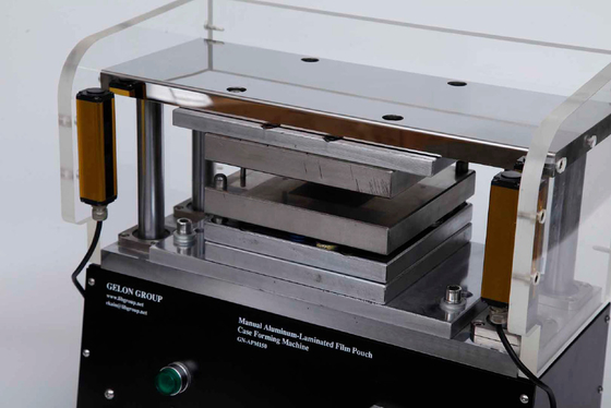 Machine de formation de poinçon automatique pour le film stratifié en aluminium de batterie de téléphone portable utilisé pour le laboratoire Rese de production de batterie