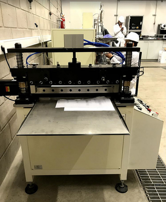 Coupeur intermittent pneumatique d'équipement de production de batterie de découpeuse d'électrode